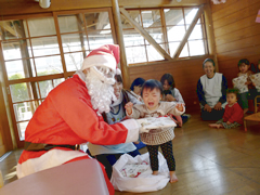 18クリスマス会ではサンタさんの登場に大興奮