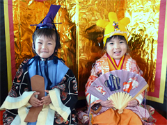 ひなまつりにはかわいい衣装で記念写真